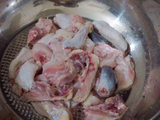 10、香菇焖鸡,锅内放入鸡肉