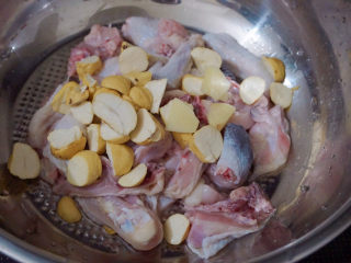 11、香菇焖鸡,同时放入栗子和姜片