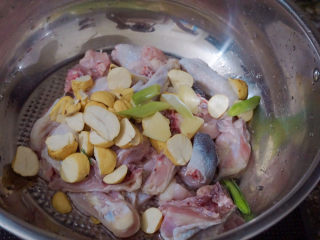 12、香菇焖鸡,也可以加入少许葱段