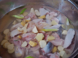 13、香菇焖鸡,加入适量清水和少许料酒煮开