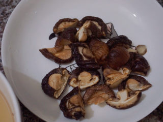 14、香菇焖鸡,这时可以将泡软后的香菇切小块