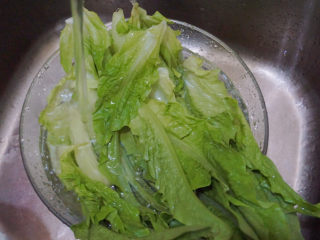 15、香菇焖鸡,也可以加入油麦菜，油麦菜泡水洗干净（不喜欢吃油麦菜的可以不吃哦）