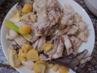 16、香菇焖鸡,鸡肉煮开后捞出沥干水分备用