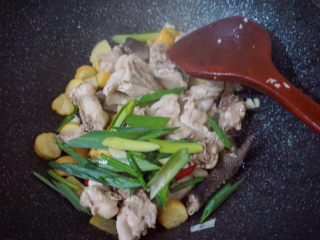 17、香菇焖鸡,锅内热油下锅，加入蒜泥红米椒蒜段爆炒后倒入鸡肉