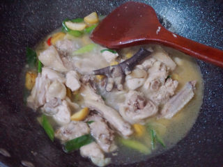 18、香菇焖鸡,翻炒4-6分钟加入适量水焖煮