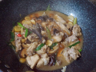 19、香菇焖鸡,加入少许食盐、生抽、蚝油，也倒进板栗一起焖煮