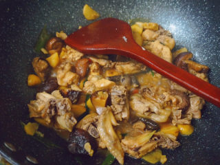 20、香菇焖鸡,焖煮3-5分钟