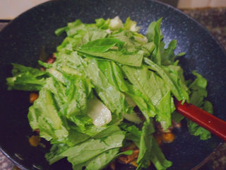 21、香菇焖鸡,加入切成段的油麦菜一起焖煮