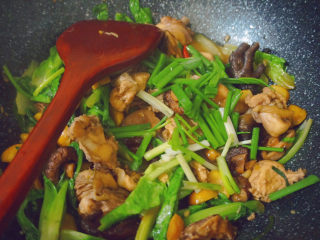 22、香菇焖鸡,煮软油麦菜加入葱花即可出锅食用啦