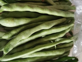 2、四季豆烧排骨,四季豆洗干净。