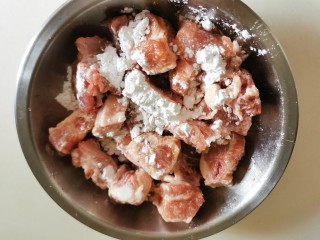 4、四季豆烧排骨,排骨放生粉捞匀，准备落锅。