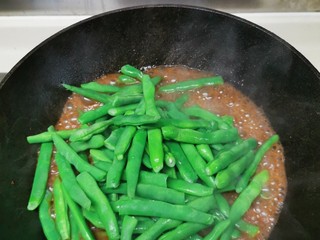 10、四季豆烧排骨,捞起四季豆直接放排骨里。