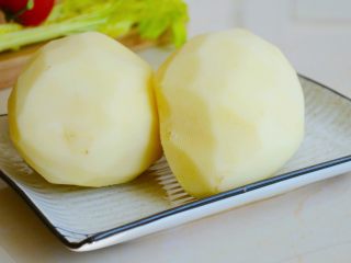 1、土豆烘饼】，用最少的调料还原土豆的本真~,土豆去皮备用.