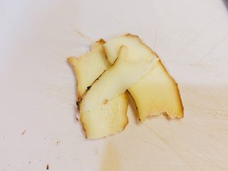 1、盐水蔬菜鱿鱼煲,姜切片