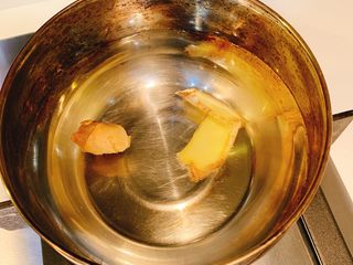 2、盐水蔬菜鱿鱼煲,生姜切片，放入水中煮开