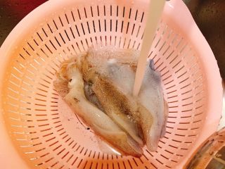 3、盐水蔬菜鱿鱼煲,鱿鱼洗干净沥干