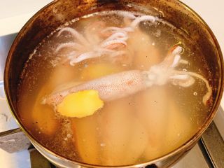 4、盐水蔬菜鱿鱼煲,煮开水后放入鱿鱼