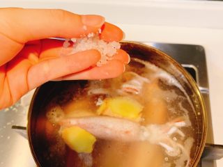 5、盐水蔬菜鱿鱼煲,中火煮，放入盐