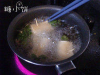 4、香菜豆皮卷,放进油锅里边儿炸呀炸呀炸~