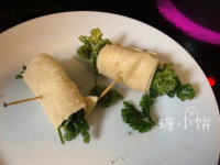 5、香菜豆皮卷,表面有点微黄起泡即可捞出沥油