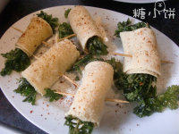 6、香菜豆皮卷,撒上盐~孜然粉和辣椒面儿~即可