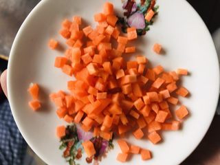 1、广式煎扒虾胶酿西兰花,胡萝卜切小粒备用