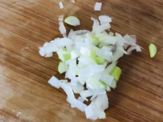 2、广式煎扒虾胶酿西兰花,葱花切小粒备用