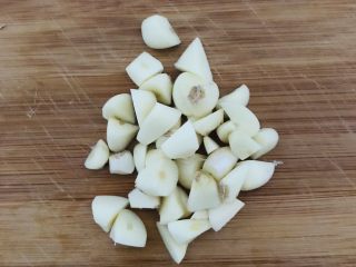 3、广式煎扒虾胶酿西兰花,蒜切小粒备用