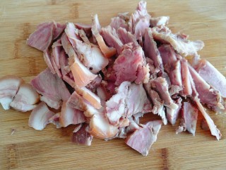 3、凉拌猪头肉,猪头肉切薄片