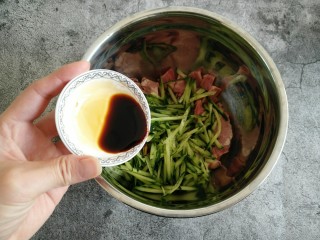 5、凉拌猪头肉,加酱油。