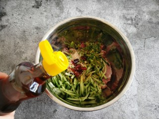 9、凉拌猪头肉,滴几滴香油。