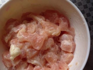 1、宫保鸡丁,鸡胸肉洗净，切成小块，撒上一些干淀粉，抓匀，备用