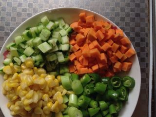 2、宫保鸡丁,胡萝卜，黄瓜切成小丁，线椒，大葱切成小段，玉米粒洗净，备用