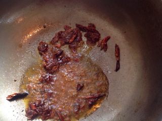 3、宫保鸡丁,锅内倒入适量的油，放入一勺豆瓣酱，炒香，