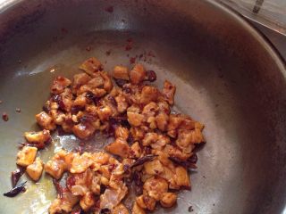 4、宫保鸡丁,倒入鸡肉，翻炒几下，加入少许水，防止糊锅