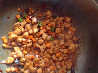 5、宫保鸡丁,倒入胡萝卜，继续翻炒