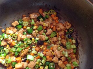 6、宫保鸡丁,倒入剩下蔬菜丁，放入盐等调味料，翻炒片刻即可出锅