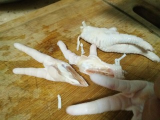 2、百香果泡鸡爪,清洗干净，对半切开