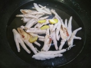 3、百香果泡鸡爪,锅中放适量冷水放入切好的鸡爪，还有姜片，料酒，大火煮熟，大概10分钟左右