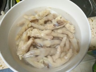 4、百香果泡鸡爪,鸡爪煮熟后过凉水冷却，沥干水分，要是有冰水的话，最好用冰水，这样口感更q