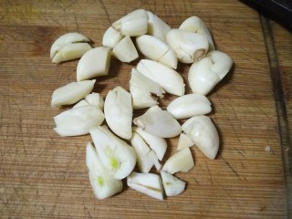 5、百香果泡鸡爪,切一点蒜粒