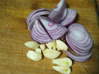 7、百香果泡鸡爪,洋葱切块