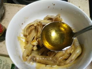 10、百香果泡鸡爪,加入醋