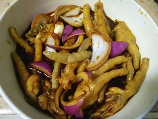 13、百香果泡鸡爪,全部材料搅拌均匀，冰箱冷藏三四个小时就可以吃了，冷藏一夜，口感更佳