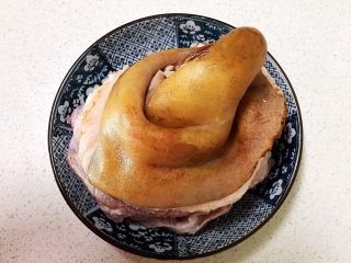 1、香而不腻的红油蒜蓉肘花,猪肘清洗干净