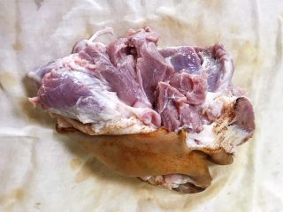 3、香而不腻的红油蒜蓉肘花,把去骨猪肘放到纱布上