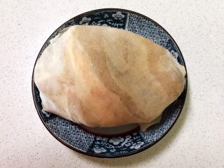 4、香而不腻的红油蒜蓉肘花,用纱布把猪肘紧紧的包裹起来