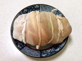 5、香而不腻的红油蒜蓉肘花,用纱布条把肘子紧实的绑起来