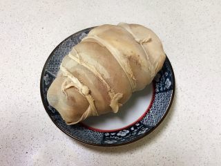 7、香而不腻的红油蒜蓉肘花,把炒好的猪肘捞出来