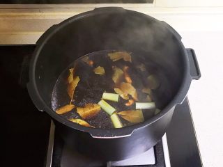 8、香而不腻的红油蒜蓉肘花,另起锅，锅里加入1勺生抽，1勺料酒，冰糖5克，花椒粒3克，香叶2克，八角1朵，葱段，姜片，精盐5克，加入开水